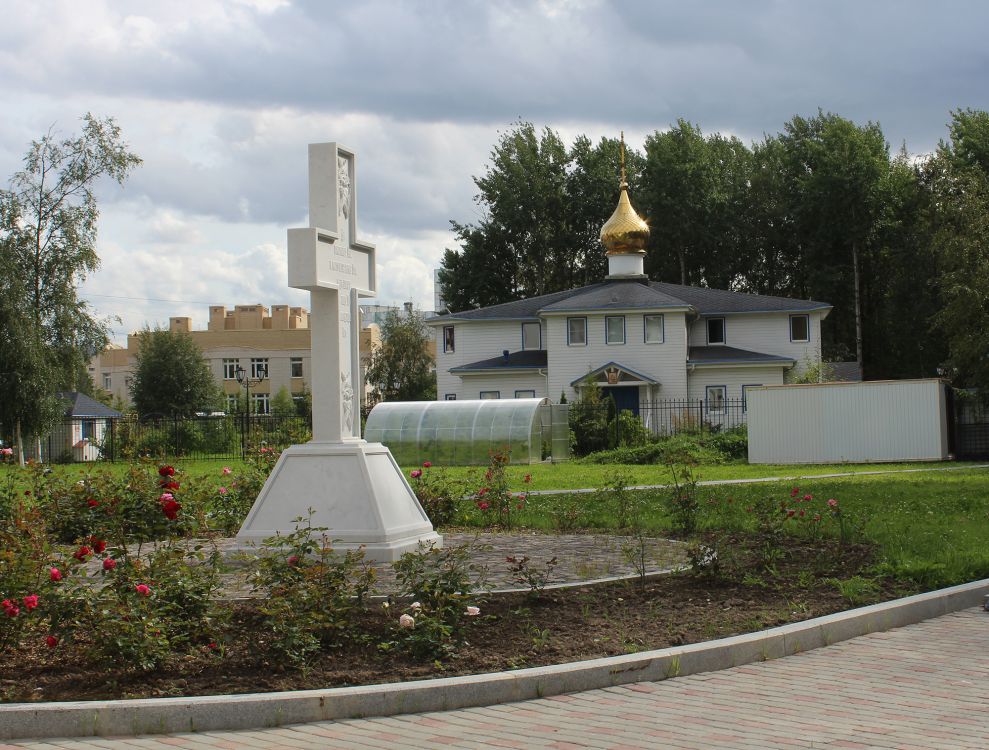 Приморский район. Церковь Воздвижения Креста Господня на Каменке. дополнительная информация, Поклонный крест в честь новомучеников и исповедников Санкт-Петербургской епархии. На заднем плане - церковь 