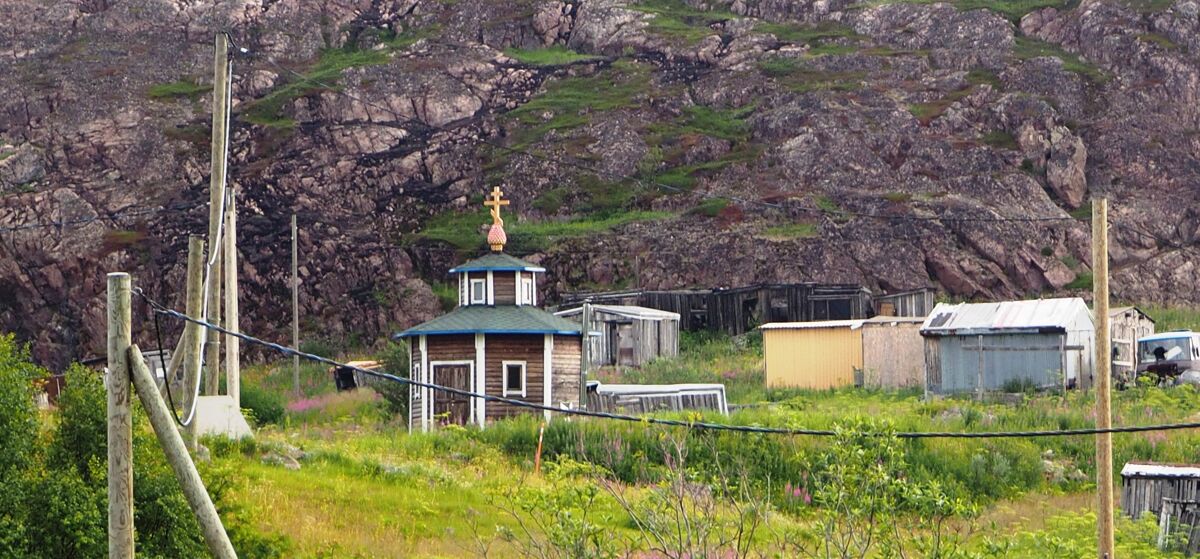 Часовня Грузинской иконы Божией Матери, Териберка (Кольский район, Мурманская область). общий вид в ландшафте