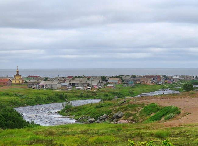 Церковь Михаила Архангела, Чаваньга (Терский район, Мурманская область). дополнительная информация, Вид в панораме Чаваньги