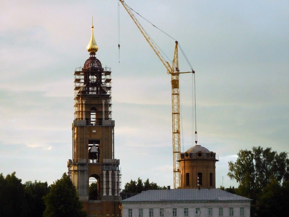 Кострома. Собор Богоявления Господня в Кремле (новый). документальные фотографии, Вид на восстанавливаемый собор с Волги
