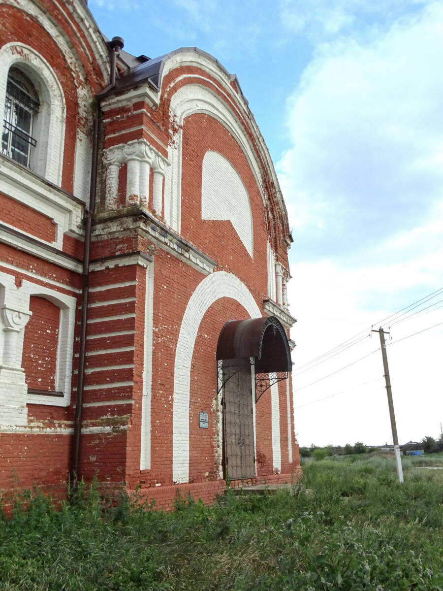 Церковь Покрова Пресвятой Богородицы, Сокур (Татищевский район, Саратовская область). архитектурные детали, Вход в храм.