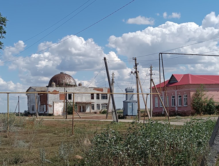 общий вид в ландшафте. Церковь Казанской иконы Божией Матери, Наумовка (Балаковский район, Саратовская область)