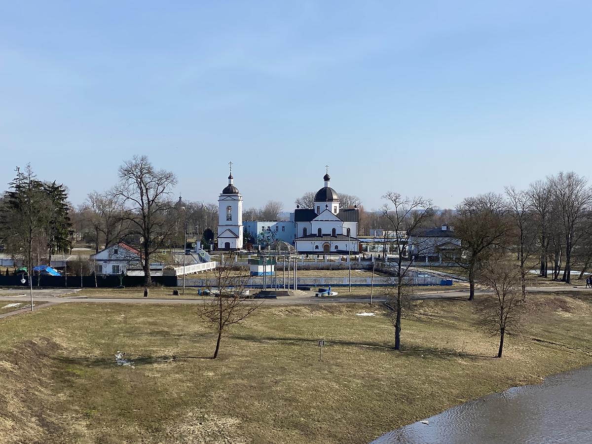 Вид с запада с моста через Днепр, общий вид в ландшафте. Церковь Покрова Пресвятой Богородицы (новая), Могилёв (Могилёв, город, Беларусь, Могилёвская область)