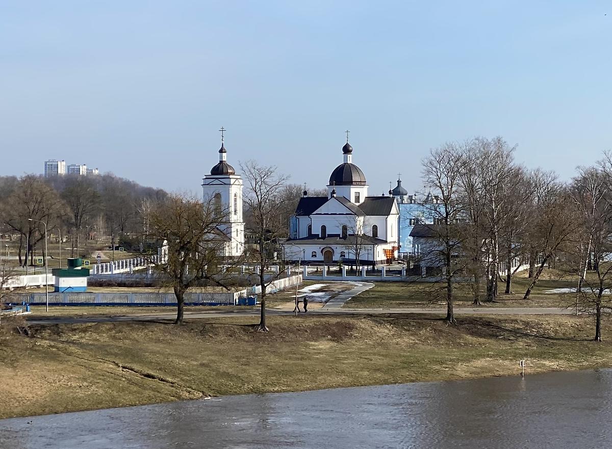 Вид с юго-запада с моста через Днепр, общий вид в ландшафте. Церковь Покрова Пресвятой Богородицы (новая), Могилёв (Могилёв, город, Беларусь, Могилёвская область)