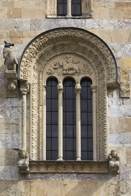 Дечани. Монастырь Высокие Дечаны. Собор Спаса Вседержителя. архитектурные детали, окно западного фасада