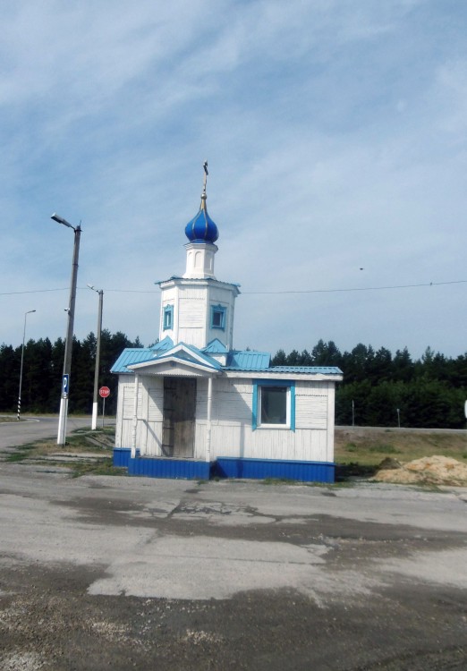 Неизвестная часовня, Трасса Р22, 653-й километр (Новониколаевский район, Волгоградская область). общий вид в ландшафте, Южный фасад часовни с вратами