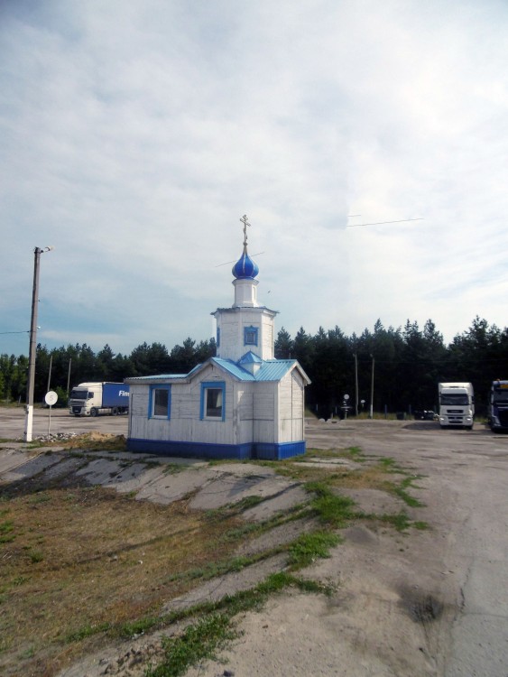 Неизвестная часовня, Трасса Р22, 653-й километр (Новониколаевский район, Волгоградская область). общий вид в ландшафте, Вид часовни с трассы Р-22