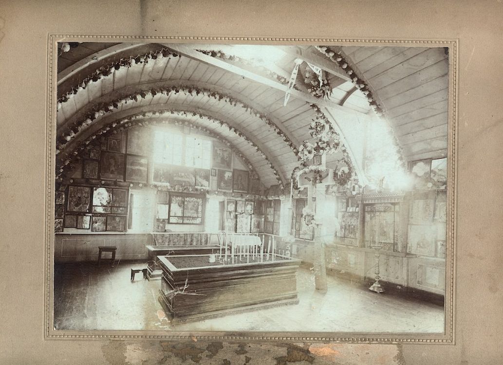 Часовня Павла Таганрогского (первая), Таганрог (Таганрог, город, Ростовская область). архивная фотография, Интерьер деревянной (первой) часовни. С сайта http://cemetery.su/grave/2?s=fathername#grave-gallery