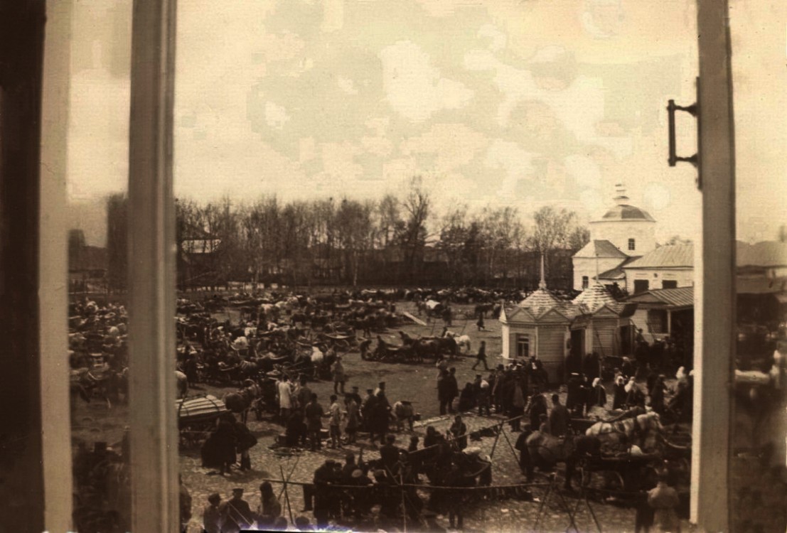 Демидов. Церковь Петра и Павла. архивная фотография, Церковь на вторм плане. Фото 1910-х годов