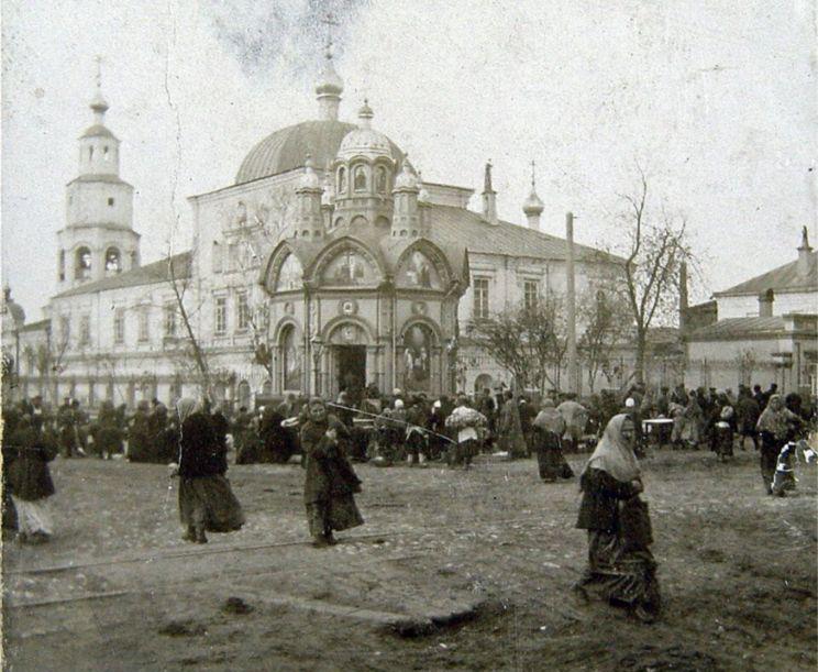 Неизвестная часовня при Духосошественной церкви, Вахитовский район (Казань, город, Республика Татарстан). архивная фотография, На фоне Духосошественной церкви. Фото начала ХХ века