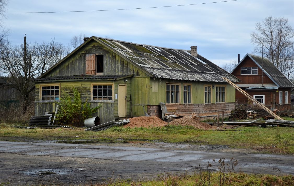 Церковь Михаила Архангела, Земцы (Нелидовский городской округ, Тверская область). фасады, В процессе перестройки библиотеки в церковь