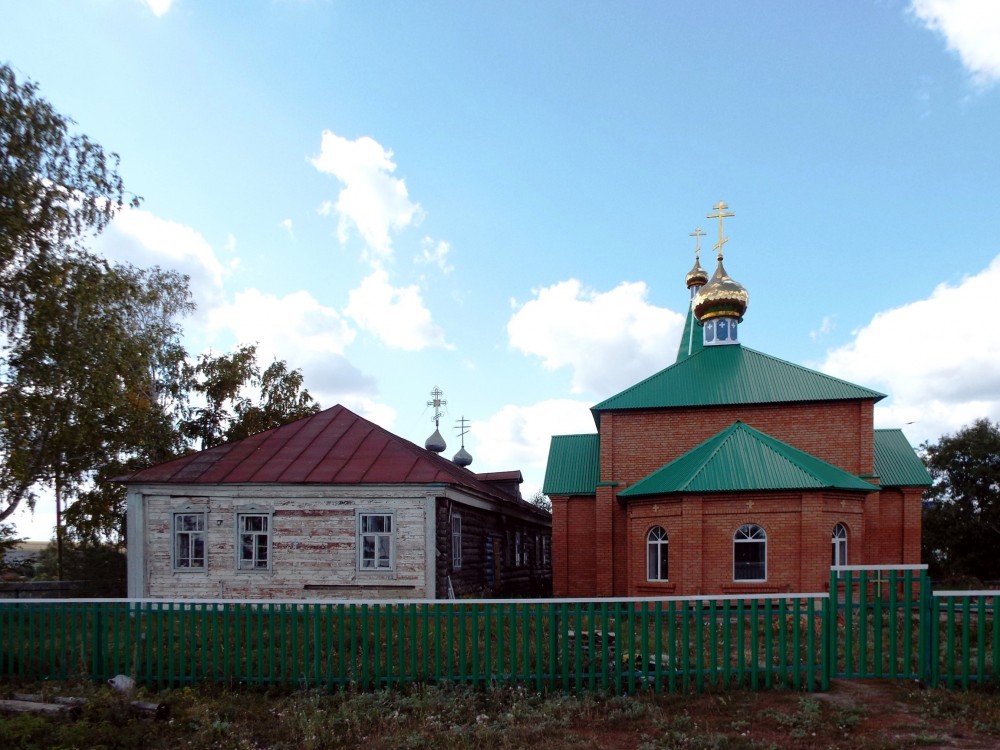 Большое Тябердино. Церковь Троицы Живоначальной (новая). фасады, Слева здание временного молитвенного дома