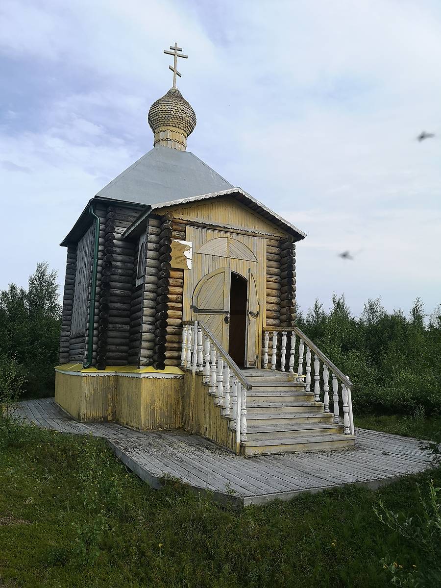 Никольская часовня на погосте. Поселок Хэ, фасады. Часовня Николая Чудотворца, Хэ, урочище (Надымский район и г. Надым, Ямало-Ненецкий автономный округ)