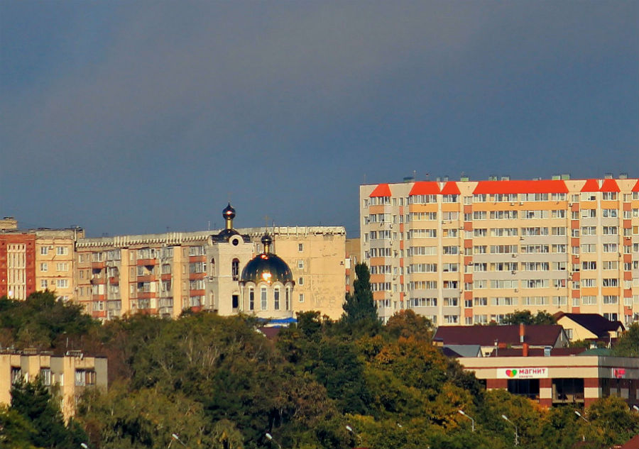Церковь Ксении Петербургской, Ставрополь (Ставрополь, город, Ставропольский край). общий вид в ландшафте, Церковь на фоне застройки 17-го микрорайона, вид со смотровой площадки на Солдатской пл.