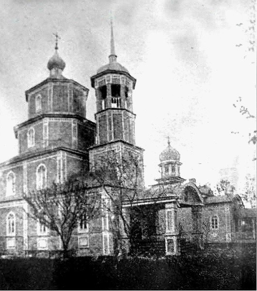 Опочка. Церковь Луки апостола. архивная фотография, Слева - Лукинская церковь, справа - Сергиевская церковь. Фото с сайта http://mypresentation.ru/