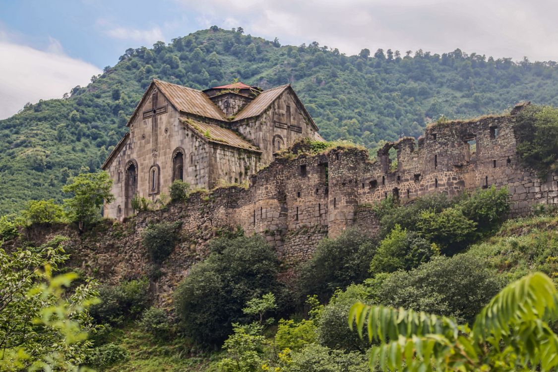Ахтала. Монастырь Пресвятой Богородицы. фасады, вид монастыря с дороги