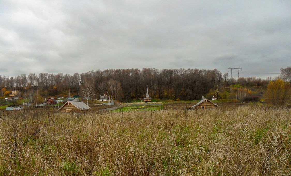 Часовня Екатерины (новая), Остров (Ленинский городской округ, Московская область). общий вид в ландшафте, Вид часовни в ландшафте
