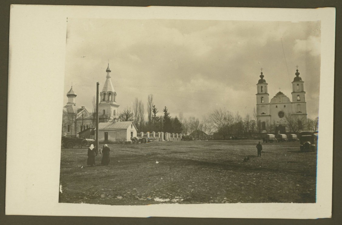Церковь Преображения Господня, Зарасай (Утенский уезд, Литва). архивная фотография, Церковь слева. Тиражная почтовая фотооткрытка 1916 г.