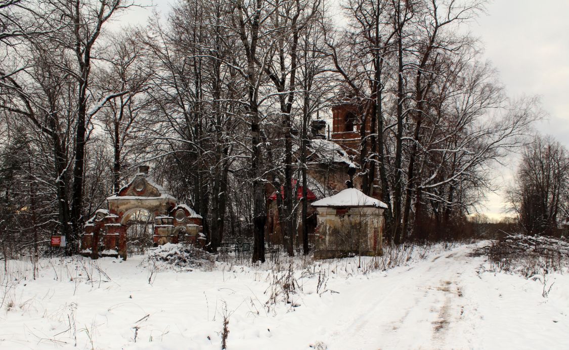 Неизвестная часовня, Курышино (Угличский район, Ярославская область). фасады, Часовня на переднем плане