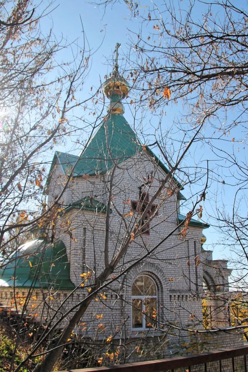 Неизвестная церковь, Салют (Рамонский район, Воронежская область). фасады, Общий вид храма. 
Храм расположен на частной территории доступ к нему ограничен в том числе и из-за высокого забора.