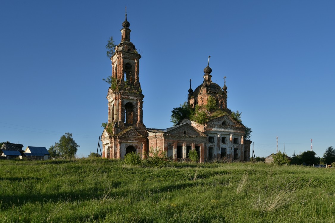 Церковь Николая Чудотворца, Холм (Галичский район, Костромская область). общий вид в ландшафте, Южный фасад