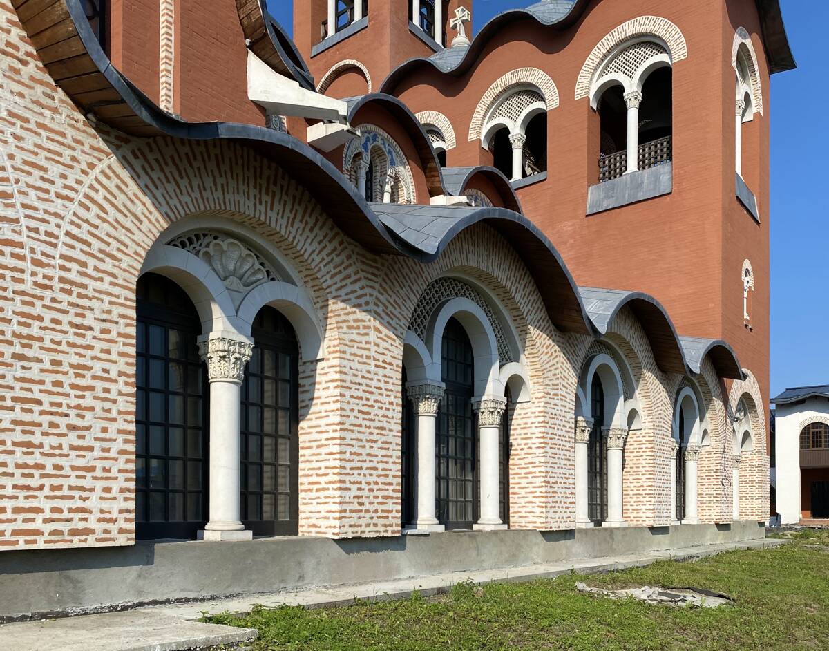 Собор Максима Исповедника, Находка (Находка, город, Приморский край). архитектурные детали, Пониженный боковой неф, северный фасад
