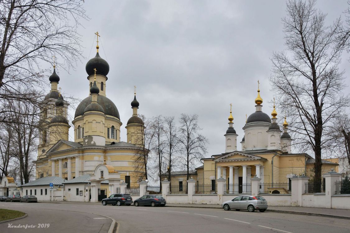 Лефортово. Храмовый комплекс Введенской единоверческой общины у Салтыкова моста. общий вид в ландшафте