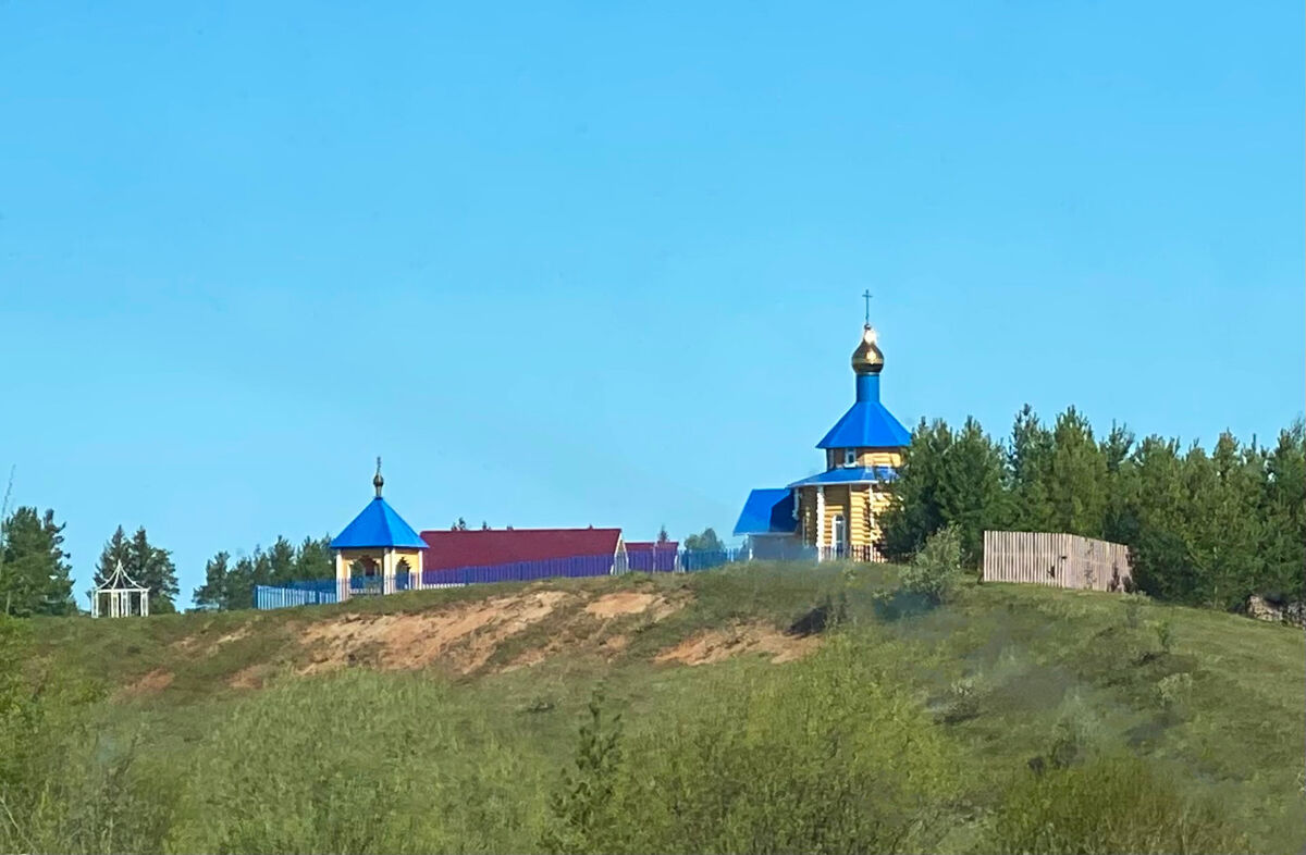 Церковь Сергия Радонежского, Студениха (Котласский район и г. Котлас, Архангельская область). общий вид в ландшафте, Вид с трассы