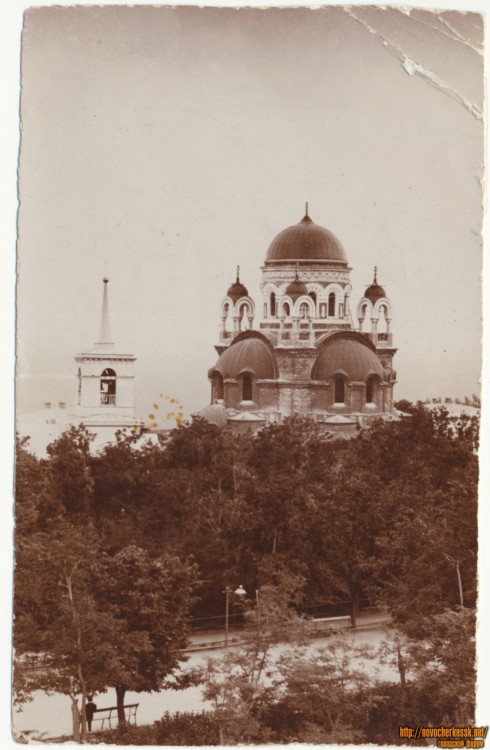 Новочеркасск. Церковь Александра Невского (старая). архивная фотография, Слева - колокольня временной деревянной церкви Александра Невского, справа - строящаяся каменная церковь. Источник: сайт http://novocherkassk.net/