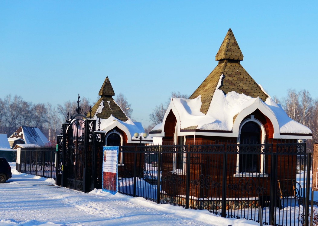 Бердск. Церковь Богоявления Господня. дополнительная информация, Церковные лавки при входе