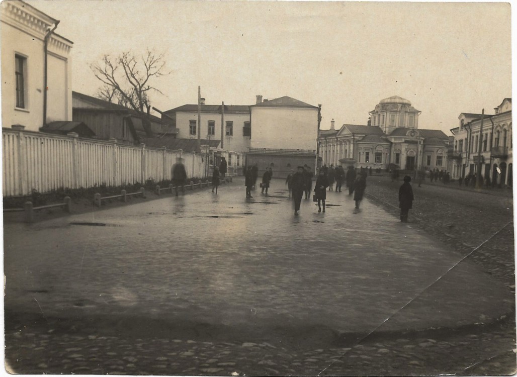 Церковь Рождества Пресвятой Богородицы (новая), Ржев (Ржевский район и г. Ржев, Тверская область). архивная фотография, Храм обращённый в универмаг. Фото 1930-х годов