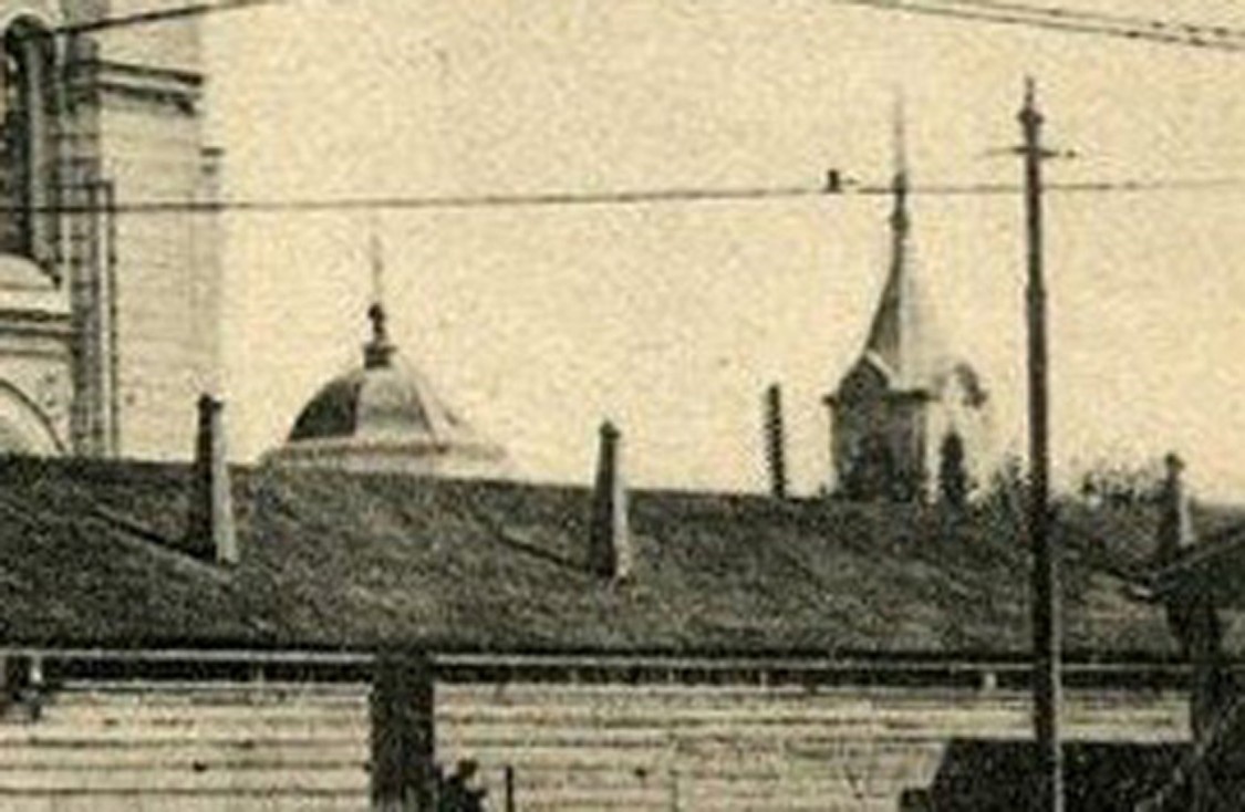 Церковь Александра Невского, Ростов-на-Дону (Ростов-на-Дону, город, Ростовская область). архивная фотография, На заднем плане - купол и колокольня временной (деревянной) церкви. Фрагмент фото с https://pastvu.com/p/208497