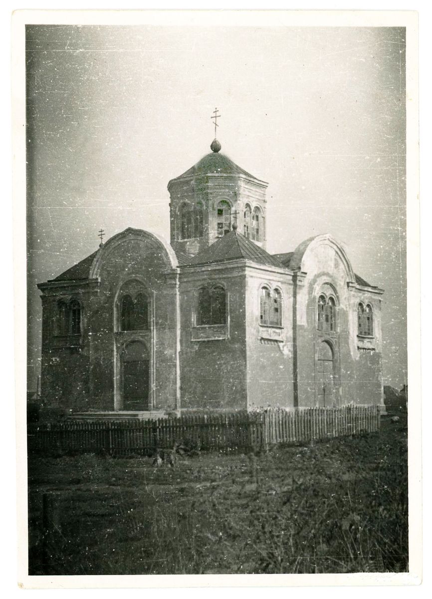 Единственное фото храма с восстановленным шатром барабана и крестом. Фото 1943 г. с аукциона e-bay.de, архивная фотография. Церковь Сошествия Святого Духа, Рудня (Руднянский район, Смоленская область)