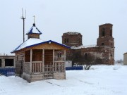 Часовня Покрова Пресвятой Богородицы, На фоне полуразрушенной Покровской церкви<br>, Кирды, Красноармейский район, Челябинская область