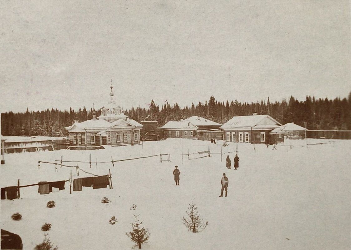 Михайловка. Михаило-Архангельский скит. архивная фотография, Фото периода Первой мировой войны. В скиту лагерь военнопленных