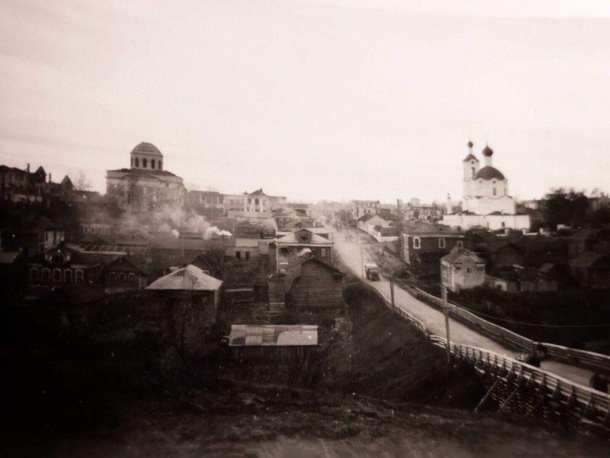 Церковь Рождества Христова, Ржев (Ржевский район и г. Ржев, Тверская область). архивная фотография, Храм слева. Фото 1941 г. с аукциона e-bay.de