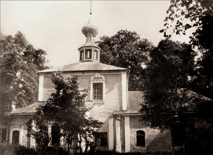 Фото с сайта http://www.photosuzdal.ru/photos/suzdal_302009.htm, архивная фотография. Церковь Боголюбской иконы Божией Матери на Первом общественном кладбище, Суздаль (Суздальский район, Владимирская область)