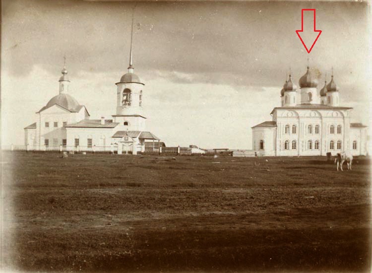 Церковь Петра и Павла, Часово (Сыктывдинский район, Республика Коми). архивная фотография, Храм справа (указан стрелкой). Почтовая фотооткрытка 1900-х годов