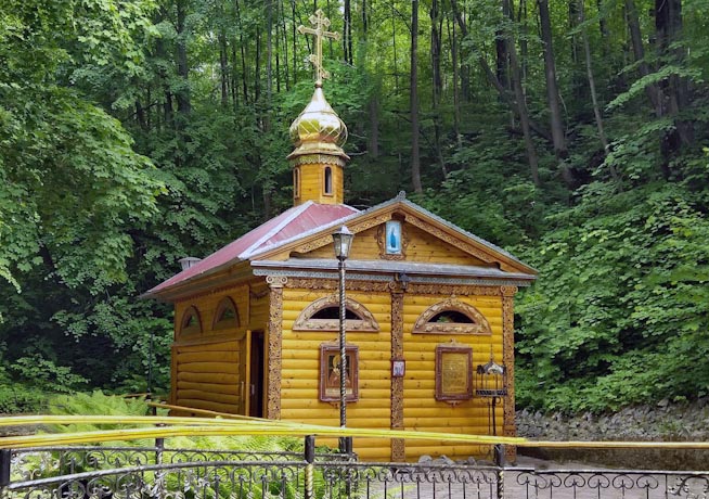 Часовня-купальня Илариона, епископа Верейского, Третьи Вурманкасы (Цивильский район, Республика Чувашия). общий вид в ландшафте, Фото Мелентьева  А. С разрешения автора.