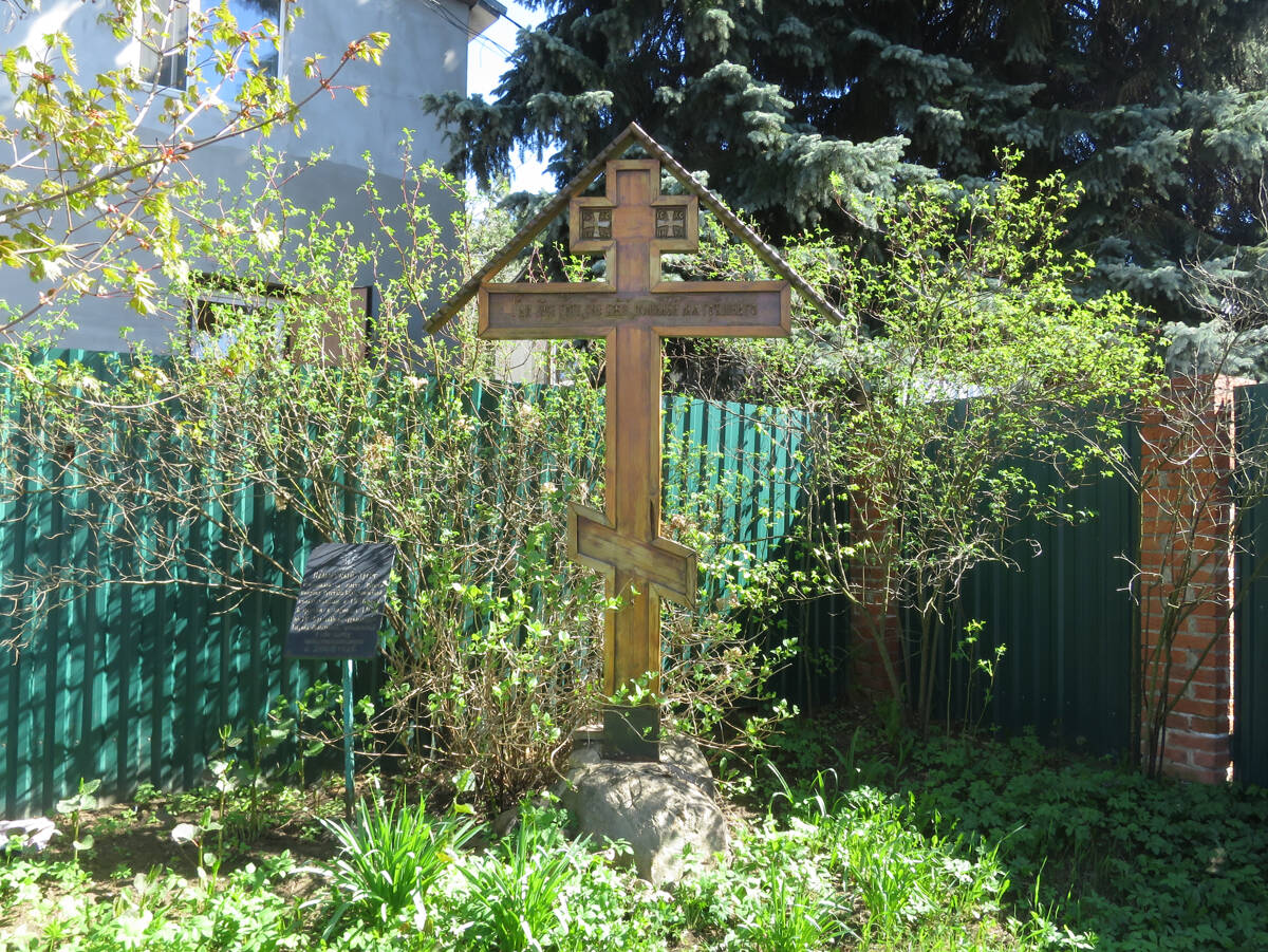 Церковь Покрова Пресвятой Богородицы (старая), Звягино (Пушкинский район и гг. Ивантеевка, Королёв, Московская область). дополнительная информация, Памятный крест на месте Покровской церкви