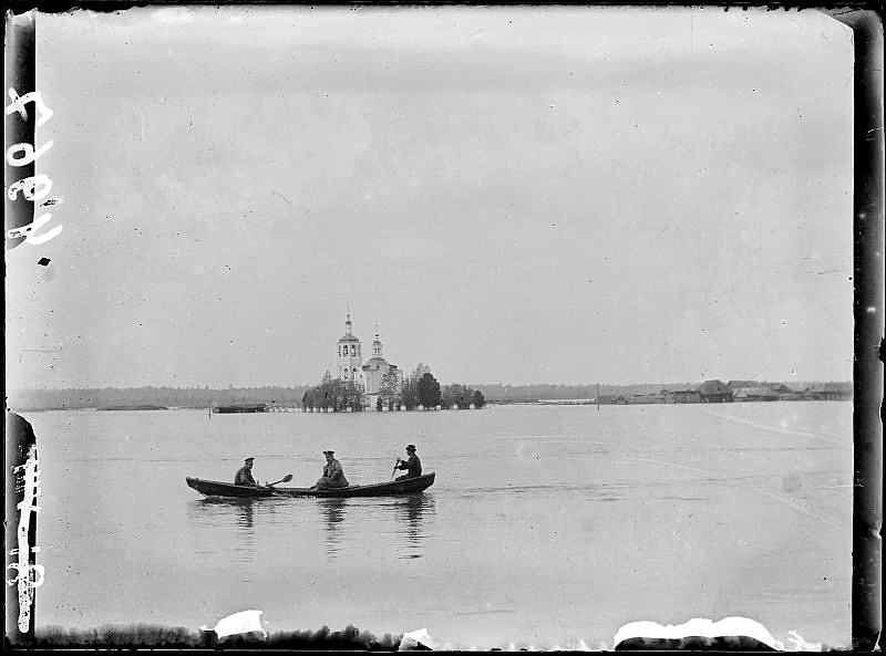 Церковь Троицы Живоначальной (старая), Казачинское (Казачинский район, Красноярский край). архивная фотография, Фото 1916 года (наводнение) из фондов Красноярского краевого краеведческого музея. Автор Аркадий Яковлевич Тугаринов