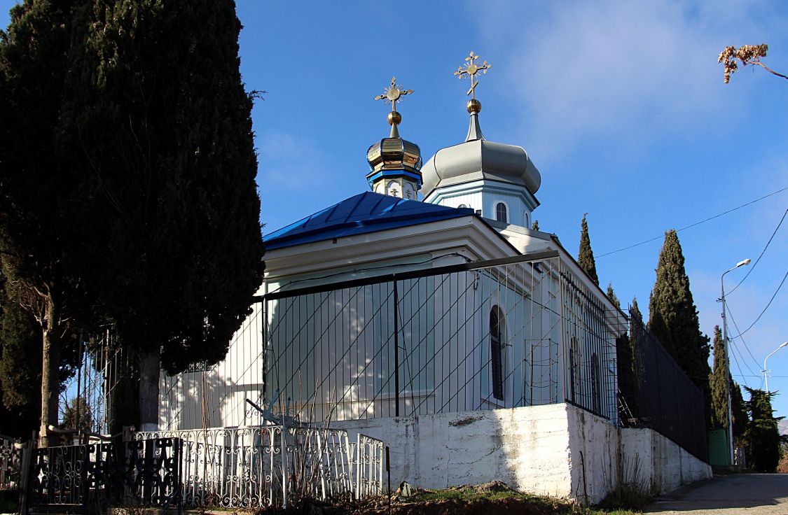 Алушта. Церковь Луки (Войно-Ясенецкого). фасады