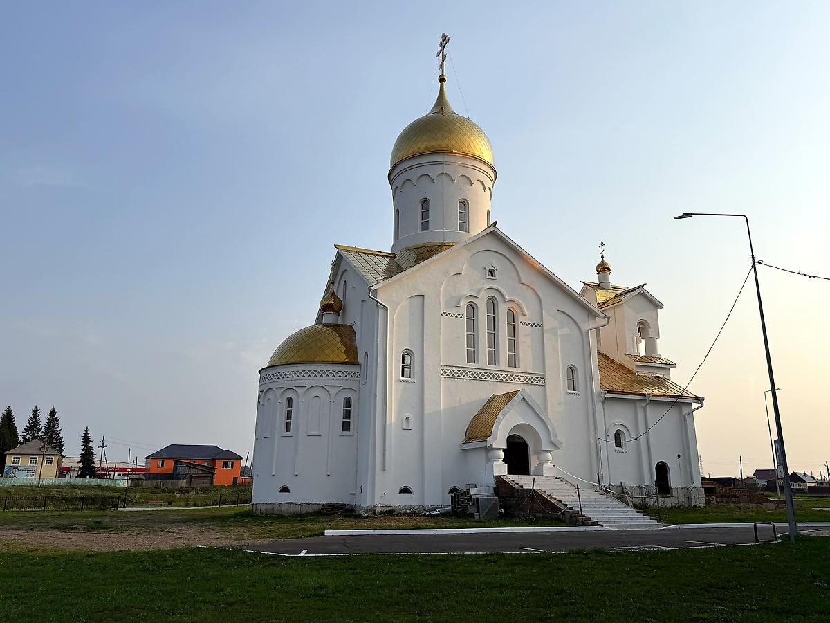 общий вид в ландшафте. Церковь Троицы Живоначальной (новая), Казачинское (Казачинский район, Красноярский край)
