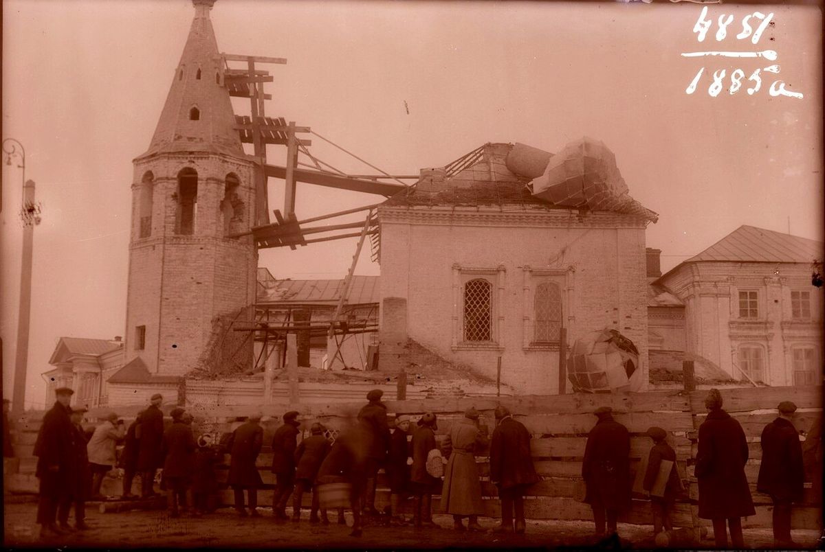 Церковь Воскресения Христова на Площадке, Кострома (Кострома, город, Костромская область). архивная фотография, Во время разборки. Фото нач. 1930-х гг. из фондов Костромского музея-заповедника. (ГК № 63845310)