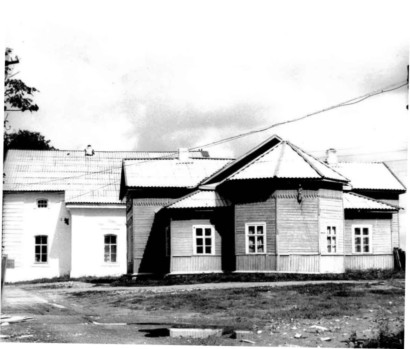 Церковь Преображения Господня, Мошенское (Мошенской район, Новгородская область). архивная фотография, После пожара в 1940-е гг. у храма уцелел только нижний ярус. Вид с востока. Фото с сайта https://vk.com/moshenphoto?z=photo-32622056_457240062%2Falbum-32622056_00%2Frev