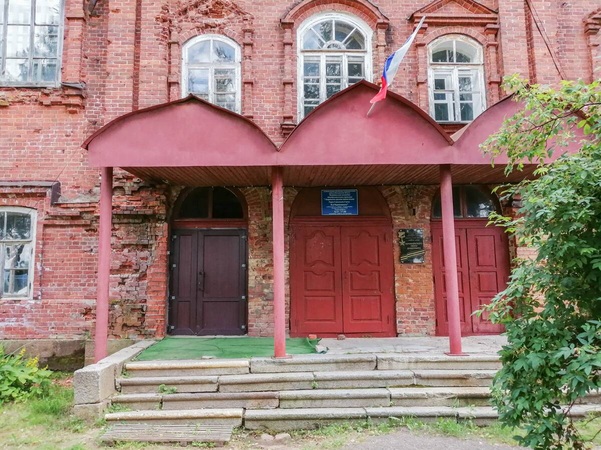Успенский женский монастырь. Домовая церковь Преображения Господня, Лаврово (Демянский район, Новгородская область). фасады, вход в здание школы