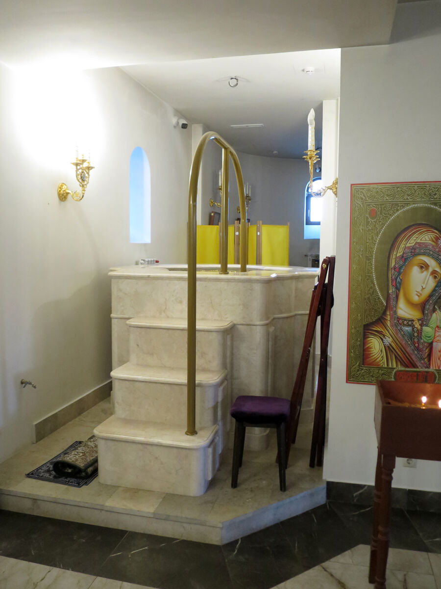 Церковь Казанской иконы Божией Матери в Лосиноостровском, Лосиноостровский (Северо-Восточный административный округ (СВАО), г. Москва). интерьер и убранство, Купель в нижнем храме