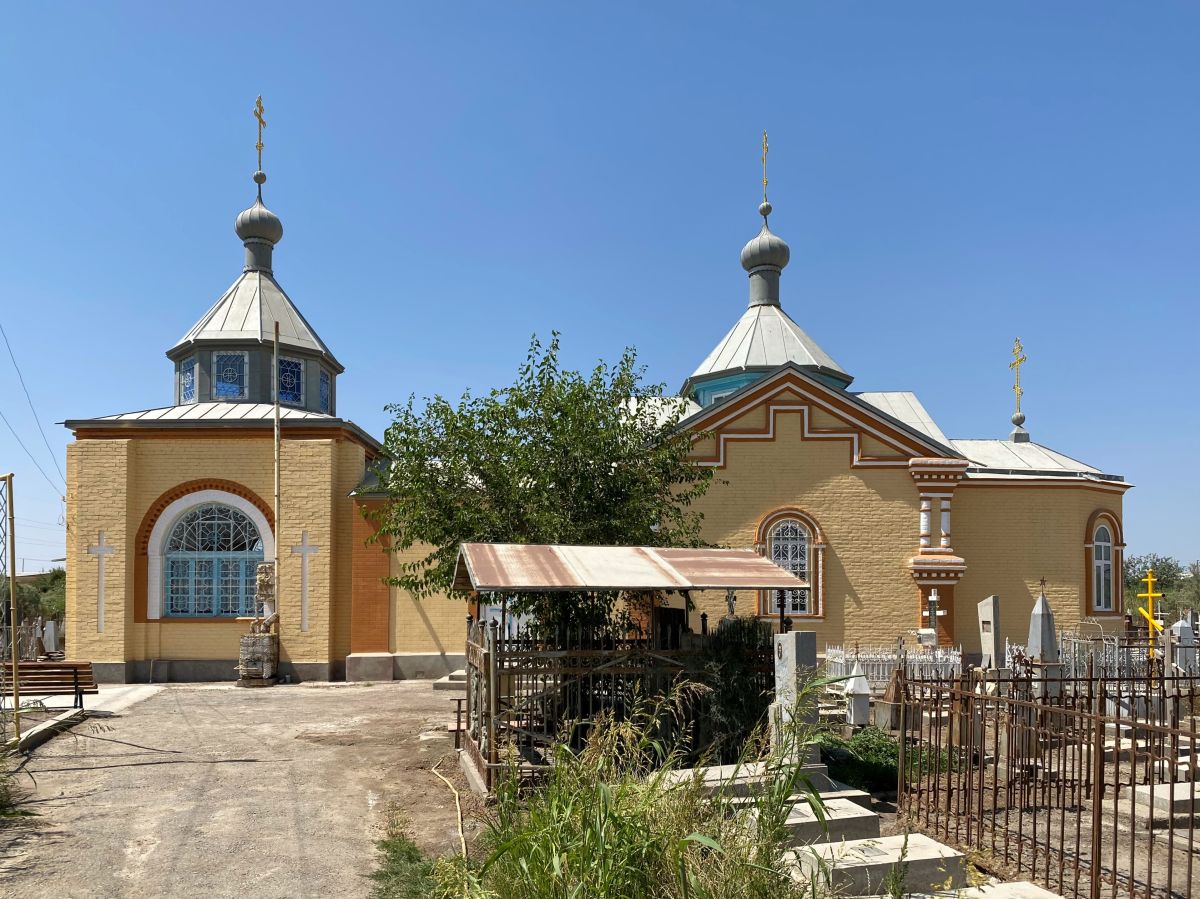 Церковь Петра и Павла, Туркменабад (Чарджоу) (Туркменистан, Прочие страны). фасады, Вид с юга с главной аллеи кладбища
