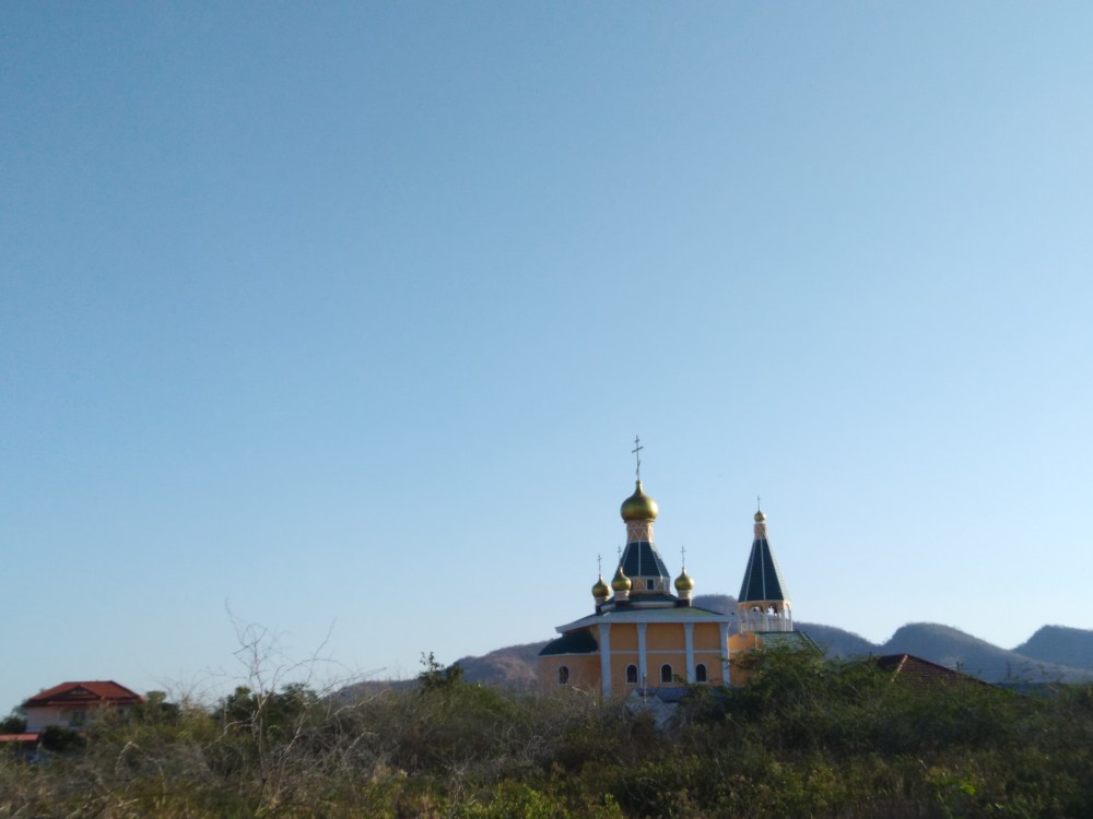 Хуахин. Церковь Царственных страстотерпцев. общий вид в ландшафте