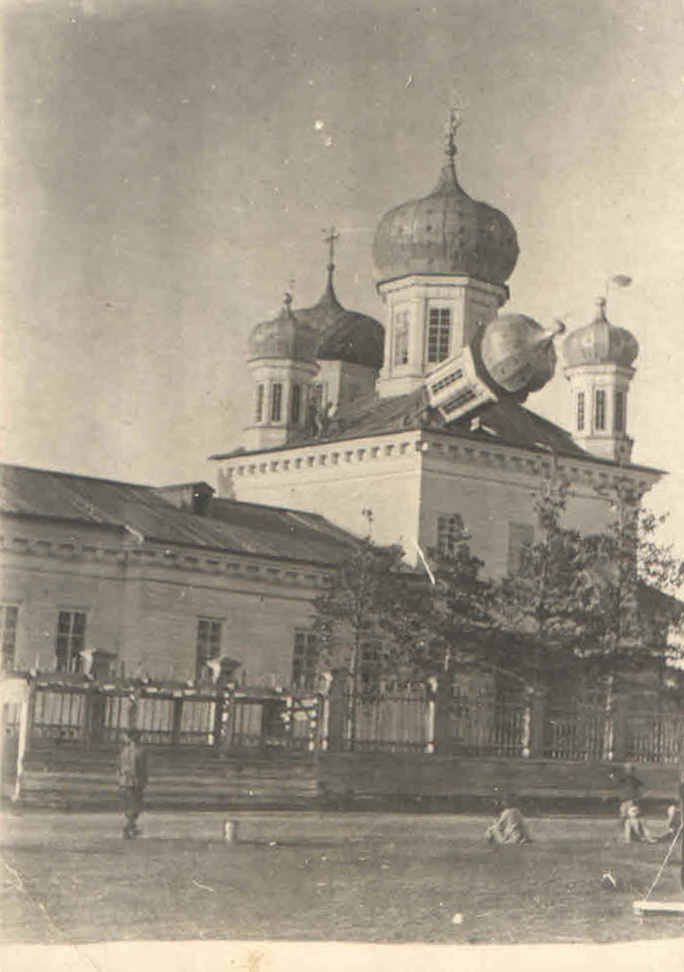 Из фондов Ижемского историко-краеведческого музея (с сайта goscatalog.ru,  №51083793), архивная фотография. Церковь Успения Пресвятой Богородицы (старая), Ижма (Ижемский район, Республика Коми)